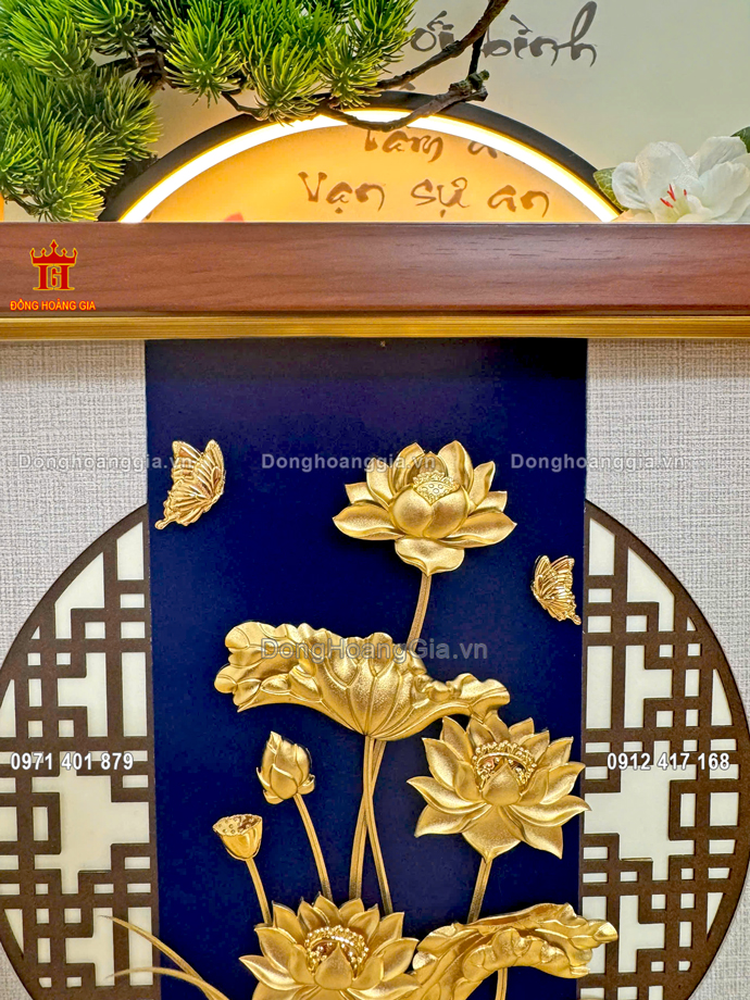 Bức tranh hoa sen mạ vàng được nghệ nhân chế tác tuyệt đẹp
